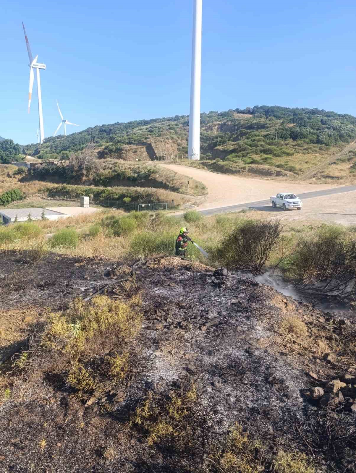 erdekte mezarlik girisindeki ot yangini buyumeden sonduruldu 6 NDuRDczZ