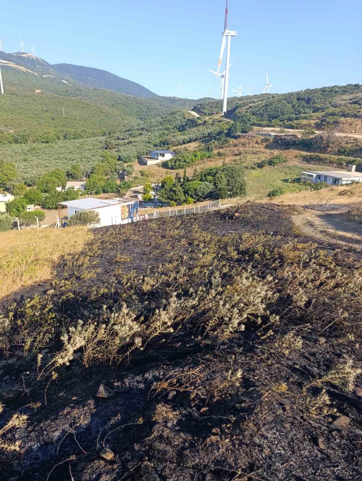 erdekte mezarlik girisindeki ot yangini buyumeden sonduruldu 8 wJSu2n5C