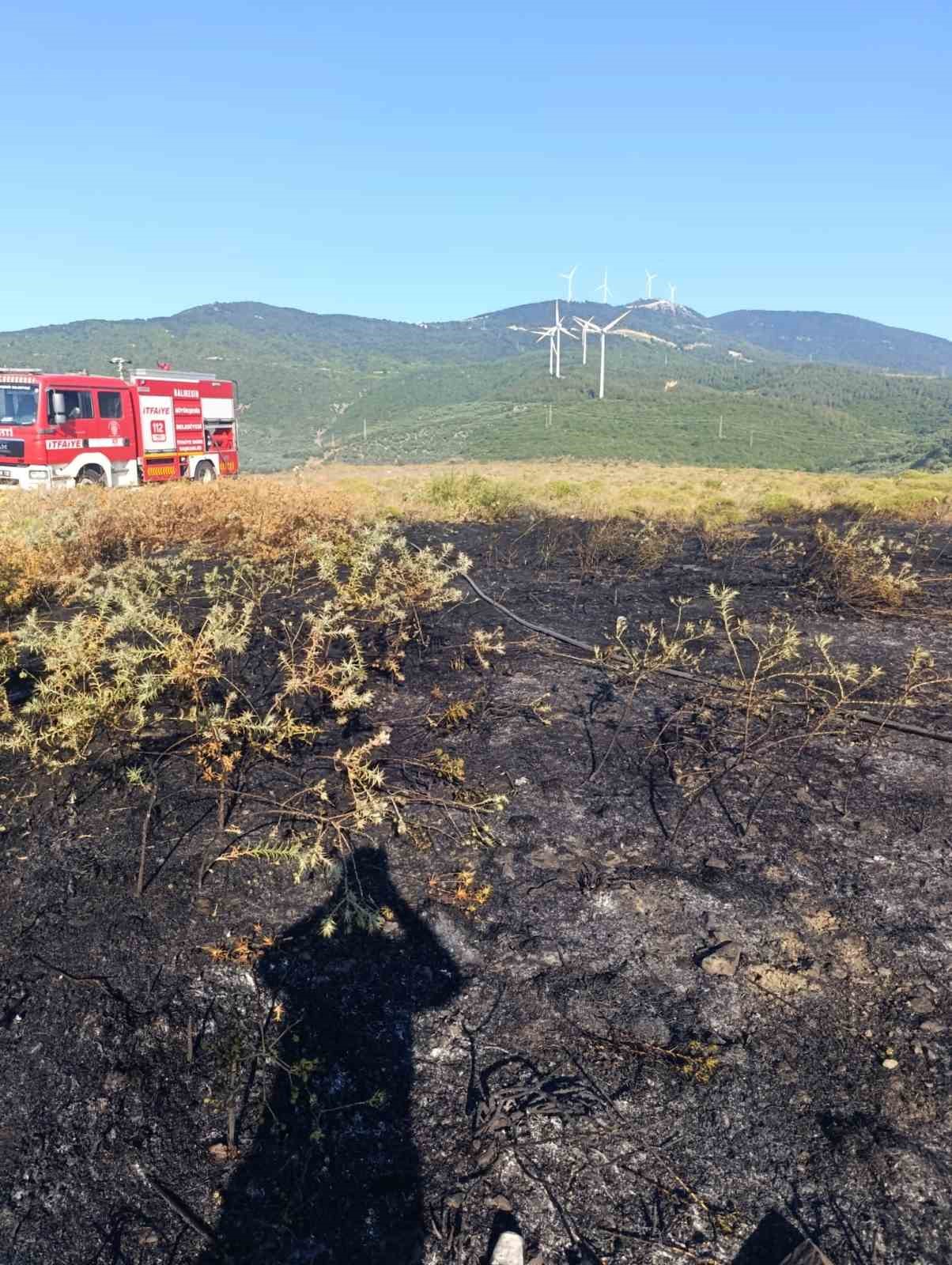 erdekte mezarlik girisindeki ot yangini buyumeden sonduruldu 9 N6uyztNq