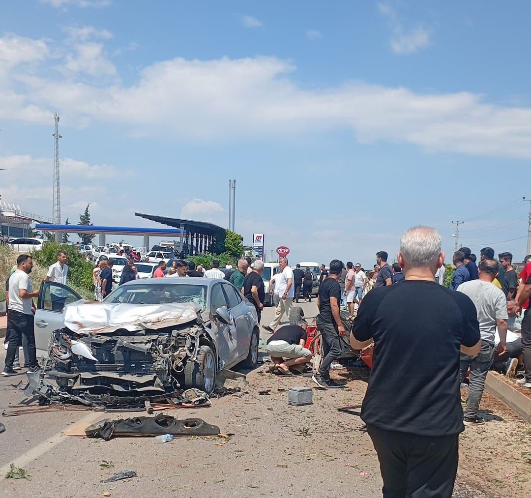 erdemlide 4 otomobil birbirine girdi 1 yarali 3