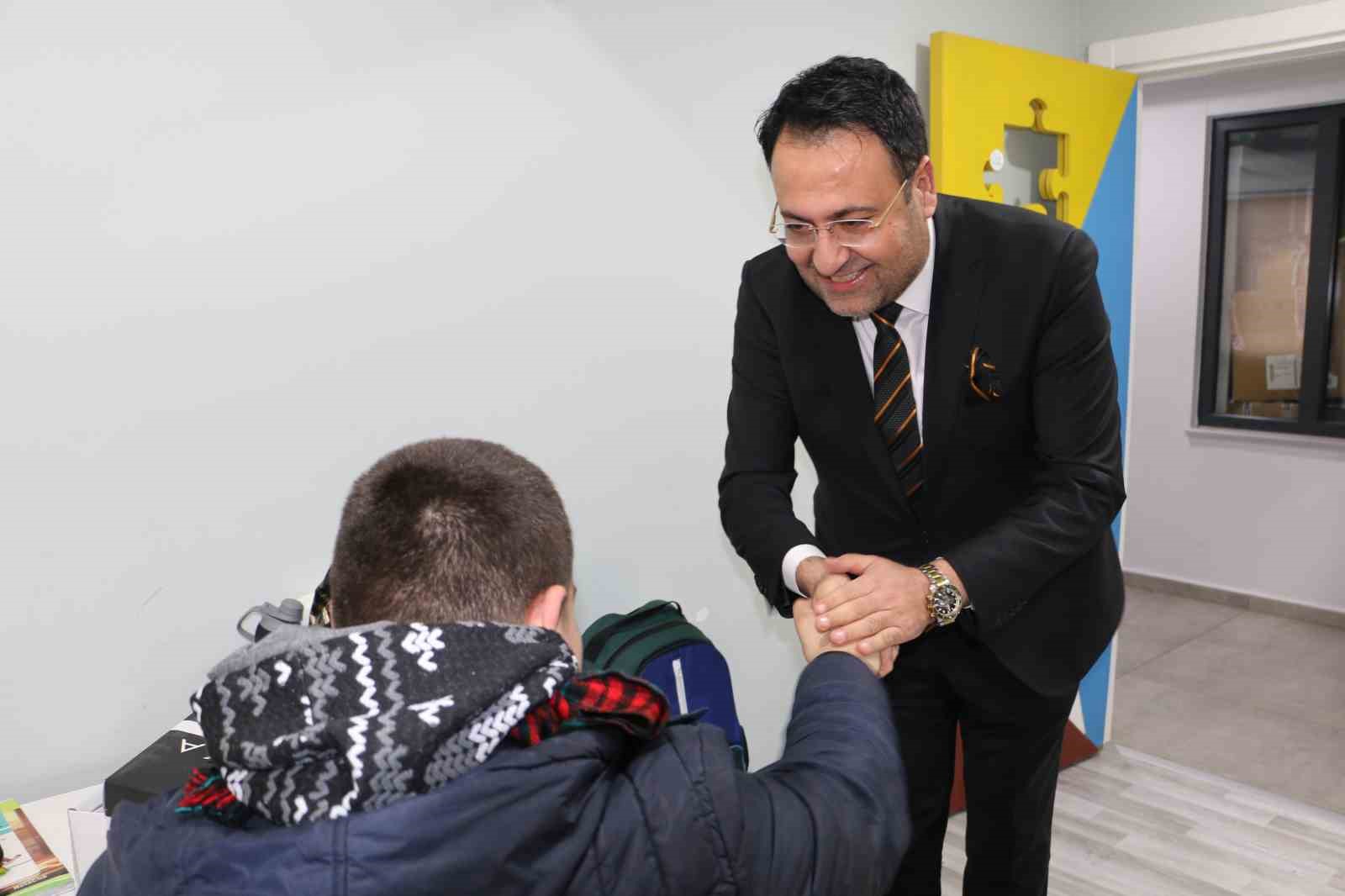 erdemliler hareketi dernegi ihtiyac sahibi cocuklara mont ve bot desteginde bulundu 2 Fw71j8WQ