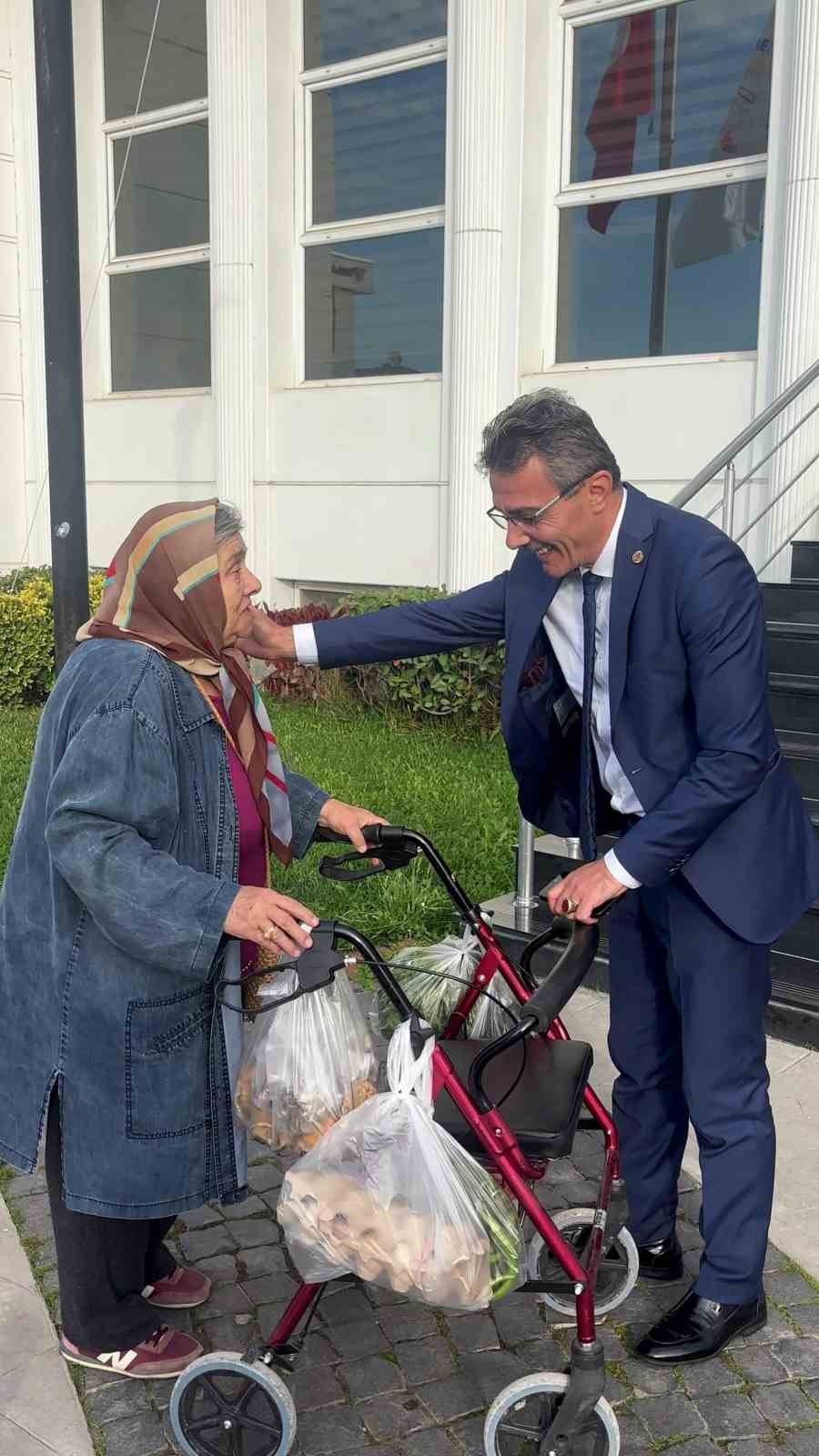 erenlerde gonulleri isitan anlar makam aracini yasli kadina tahsis etti 0