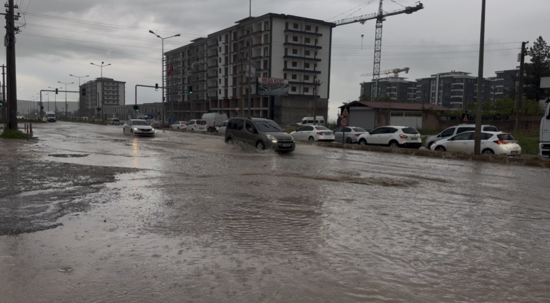 Ergani’yi sağanak vurdu, yollar göle döndü 5 erganiyi saganak vurdu yollar gole dondu 1 VBZY6T49