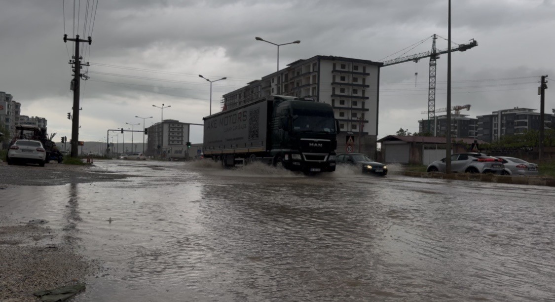 Ergani’yi sağanak vurdu, yollar göle döndü 6 erganiyi saganak vurdu yollar gole dondu 2 FNjENqOz