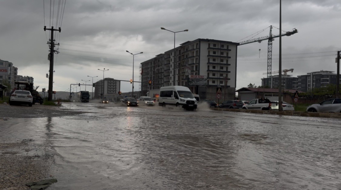 Ergani’yi sağanak vurdu, yollar göle döndü 7 erganiyi saganak vurdu yollar gole dondu 3 ngUTKRPP