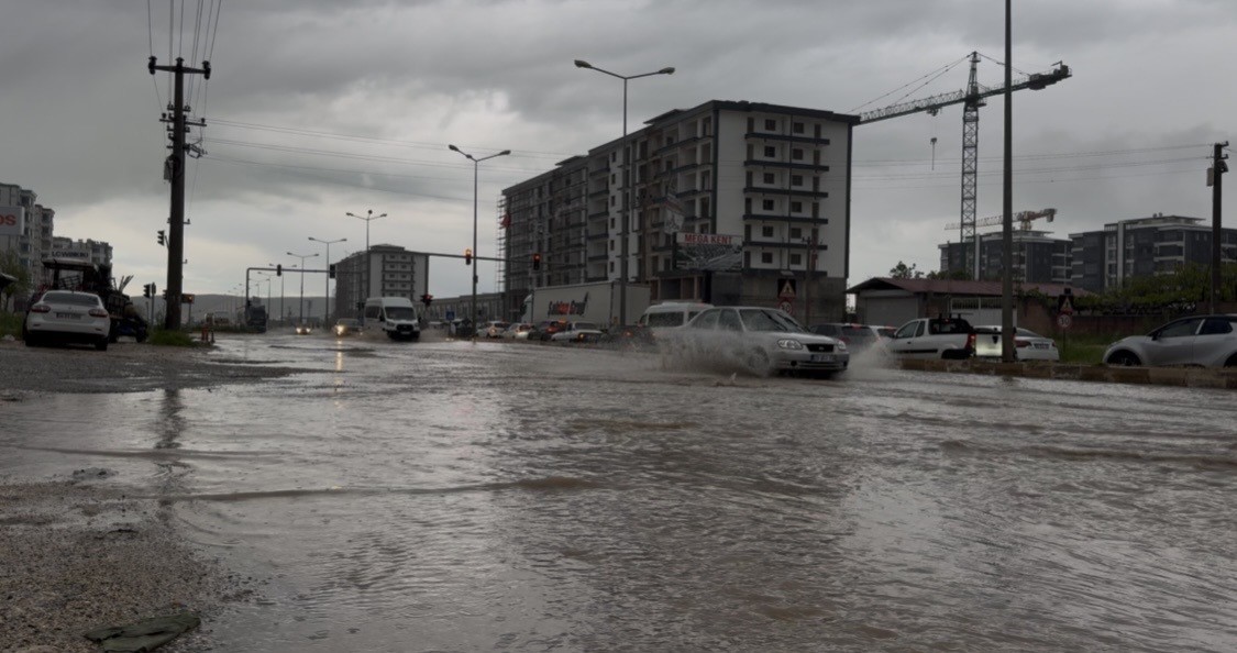 Ergani’yi sağanak vurdu, yollar göle döndü 8 erganiyi saganak vurdu yollar gole dondu 4 O2etuh3S