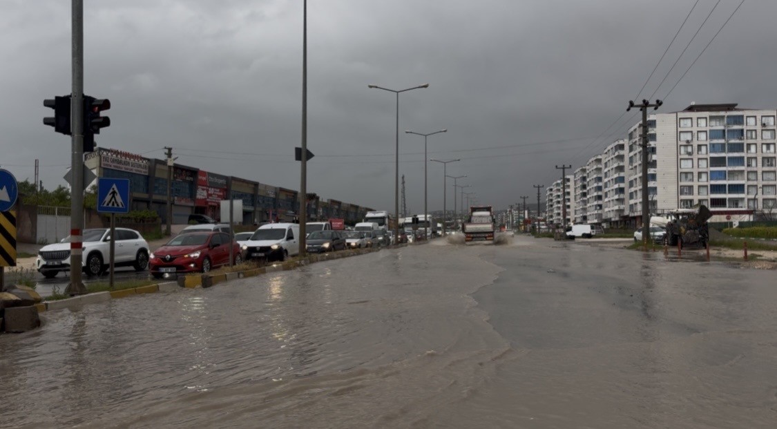 Ergani’yi sağanak vurdu, yollar göle döndü 9 erganiyi saganak vurdu yollar gole dondu 5 A2Zy3Dhd