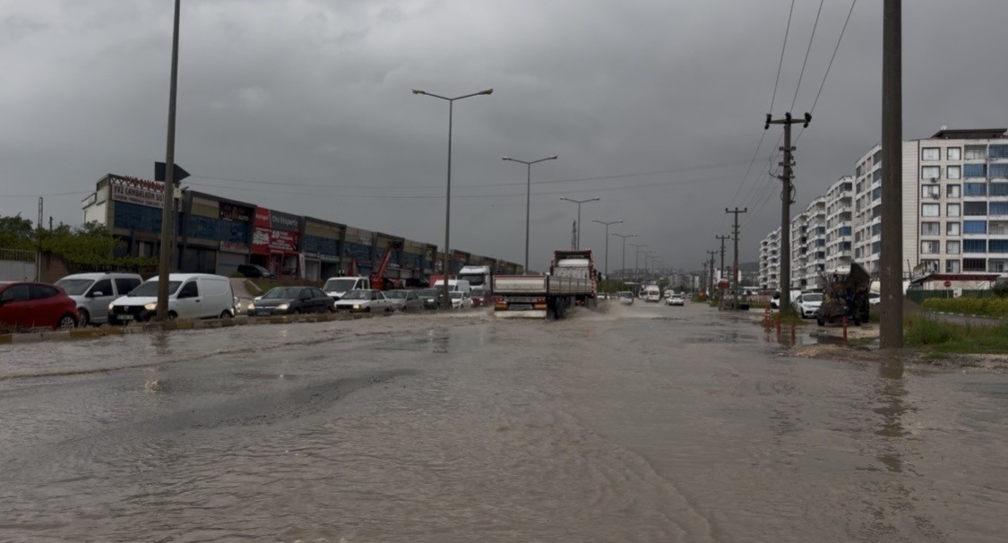 Ergani’yi sağanak vurdu, yollar göle döndü 10 erganiyi saganak vurdu yollar gole dondu 6 csfESZhC