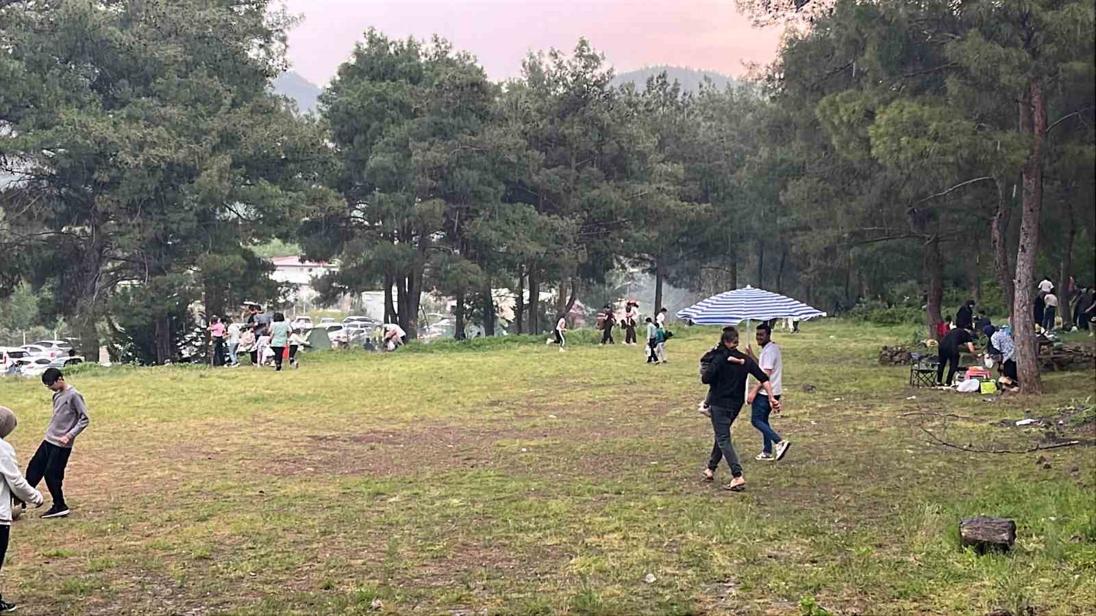 Erik büyüklüğündeki doluların isabet ettiği vatandaşlar panik yaşadı 5 erik buyuklugundeki dolularin isabet ettigi vatandaslar panik yasadi 1 faVErFzy