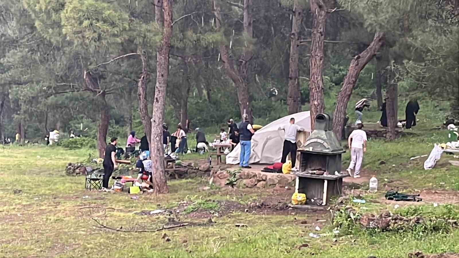 Erik büyüklüğündeki doluların isabet ettiği vatandaşlar panik yaşadı 6 erik buyuklugundeki dolularin isabet ettigi vatandaslar panik yasadi 2 aiKEXkC8