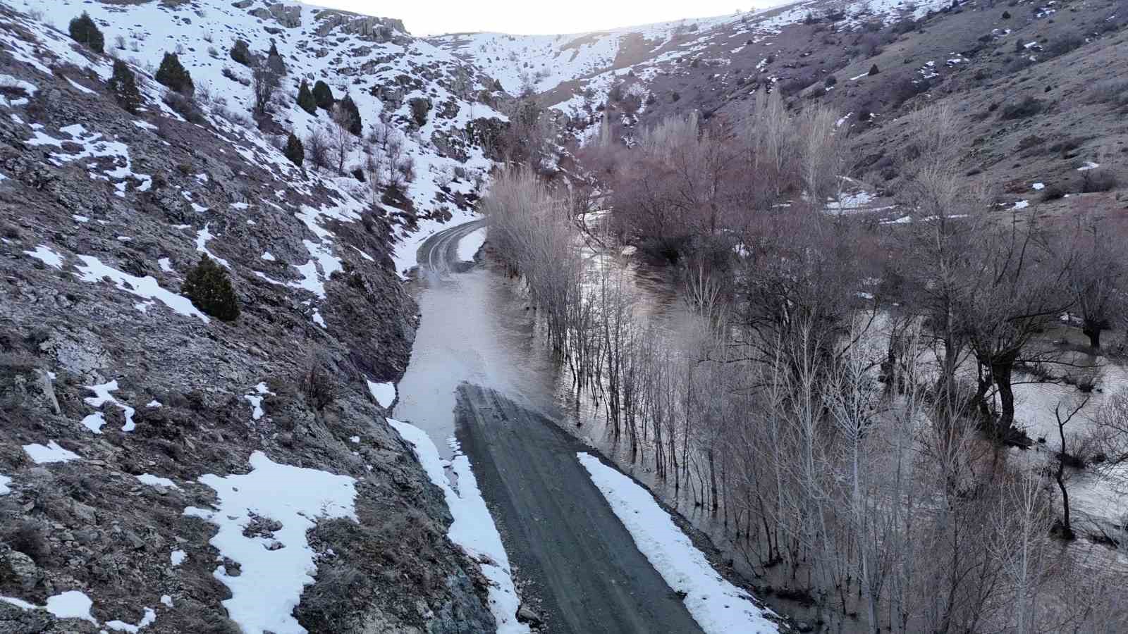 eriyen kar sulari taskinlara sebep oldu evler ve yollar sular altina kaldi 1 4ePA7NQO