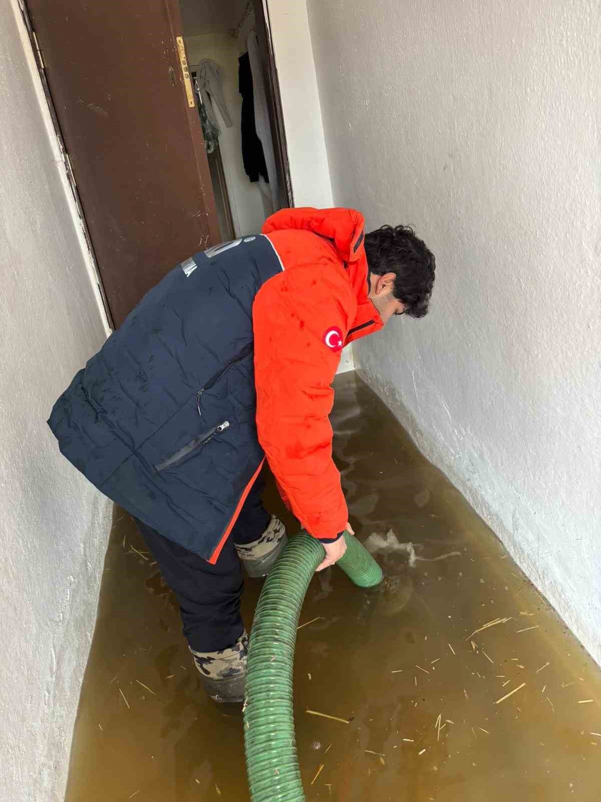 eriyen kar sulari taskinlara sebep oldu evler ve yollar sular altina kaldi 12 6gFVREpL