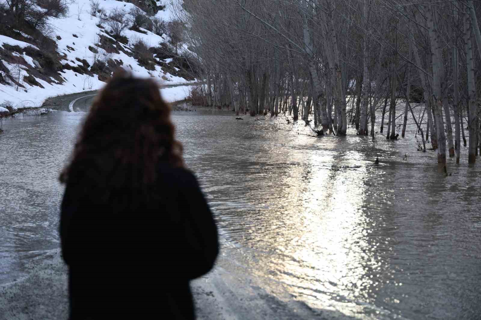 eriyen kar sulari taskinlara sebep oldu evler ve yollar sular altina kaldi 2 YuEGUOJ7