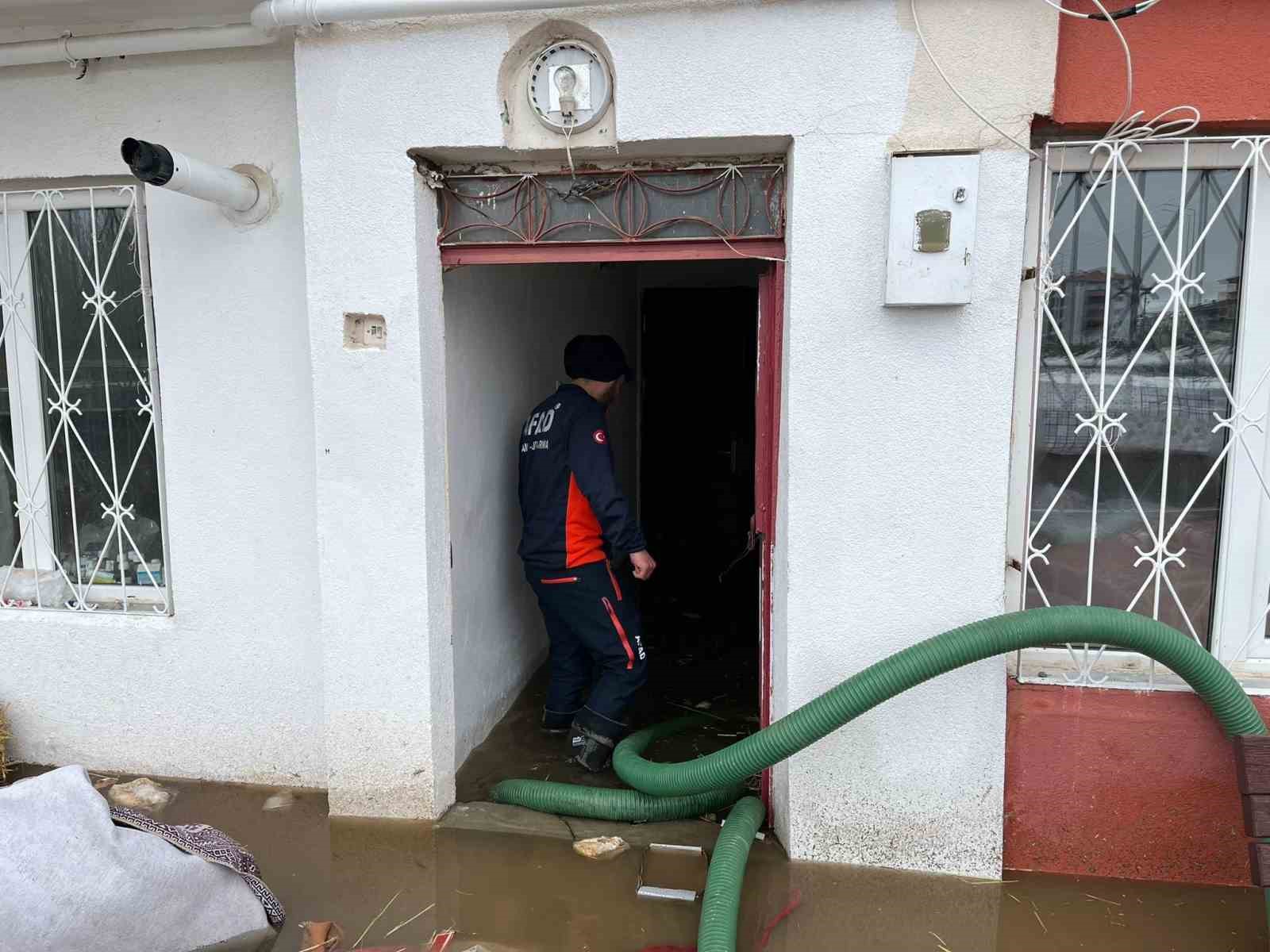 eriyen kar sulari taskinlara sebep oldu evler ve yollar sular altina kaldi 4 Wki26g88