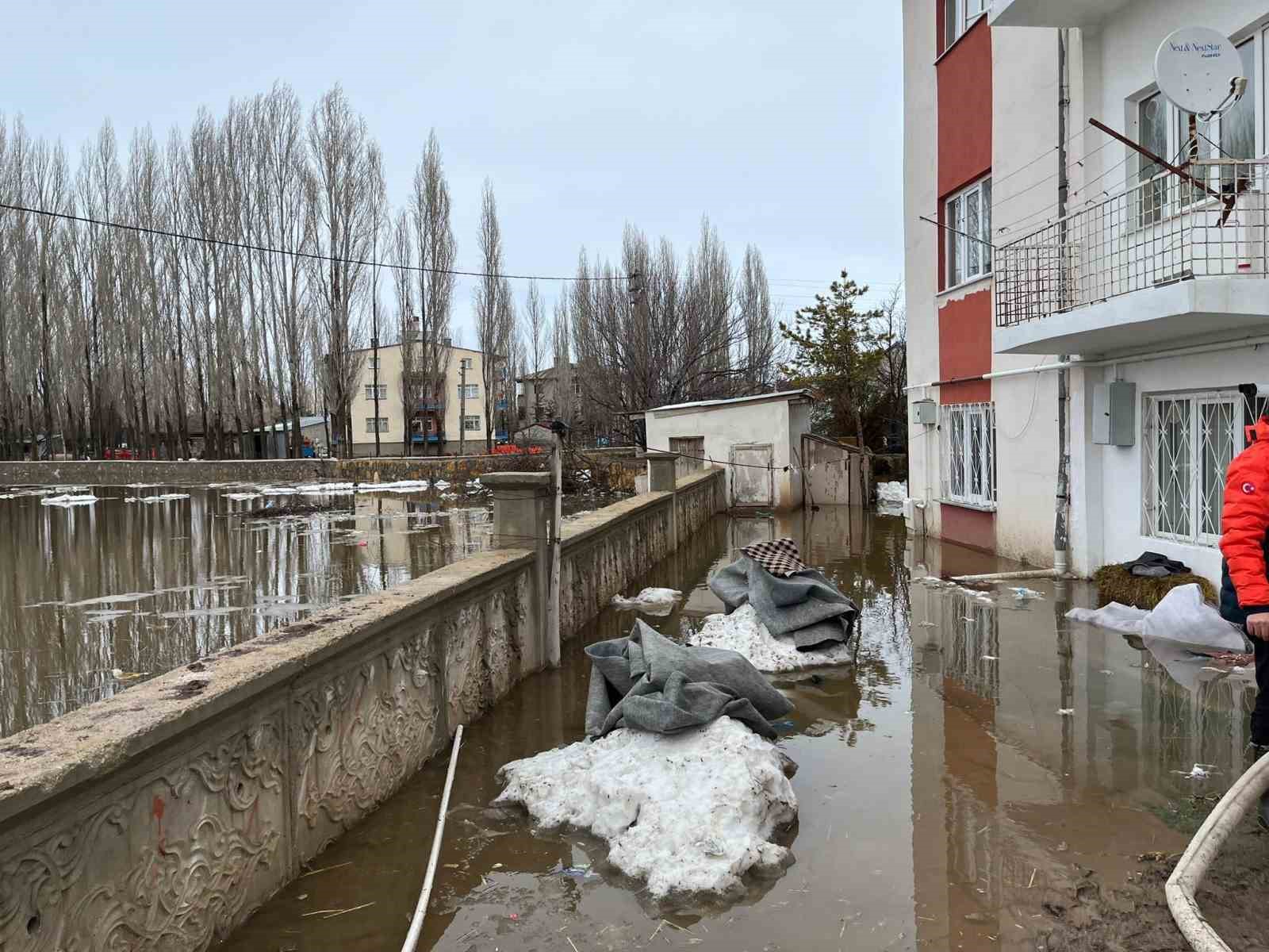 eriyen kar sulari taskinlara sebep oldu evler ve yollar sular altina kaldi 5 fQyXBuR2