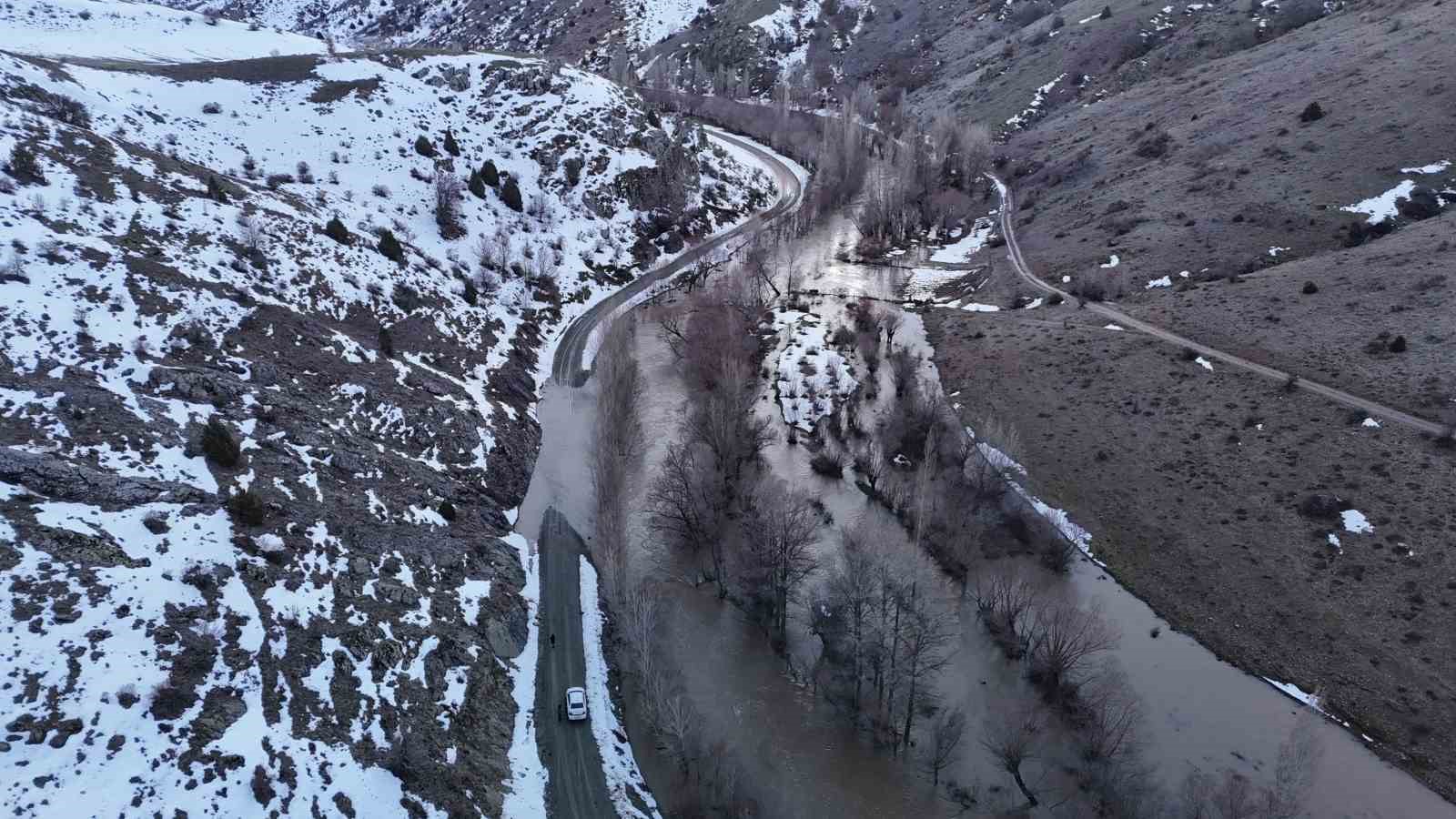 eriyen kar sulari taskinlara sebep oldu evler ve yollar sular altina kaldi 6 OcRaCbM6