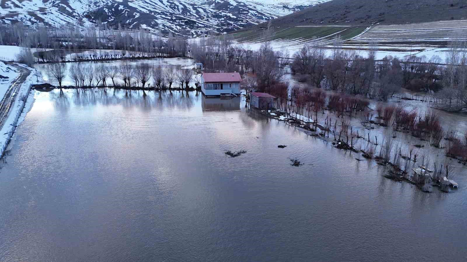 eriyen kar sulari taskinlara sebep oldu evler ve yollar sular altina kaldi 9 c6TzsVkR