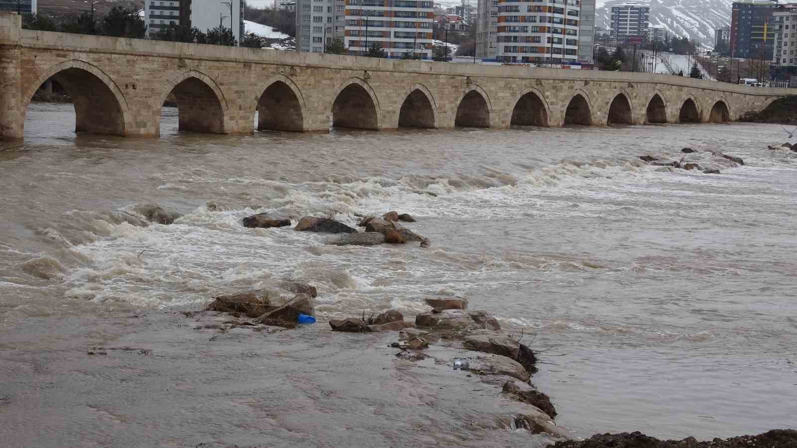 eriyen kar sulari turkiyenin en uzun irmagi olan kizilirmaki costurdu 3 U9ehKM7B