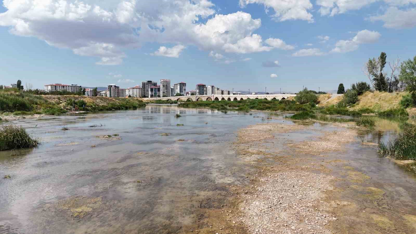 eriyen kar sulari turkiyenin en uzun irmagi olan kizilirmaki costurdu 8 9HtjRI6W