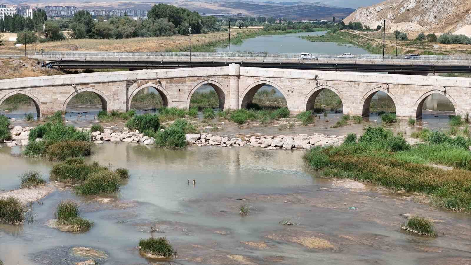 eriyen kar sulari turkiyenin en uzun irmagi olan kizilirmaki costurdu 9