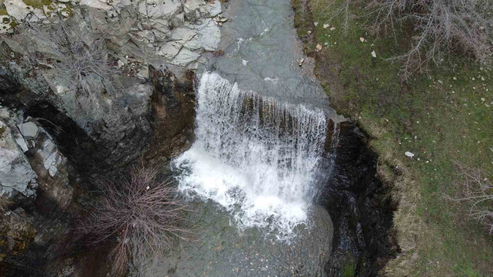 eriyen kar sulari yazin kuruyan selaleyi yeniden costurdu 0