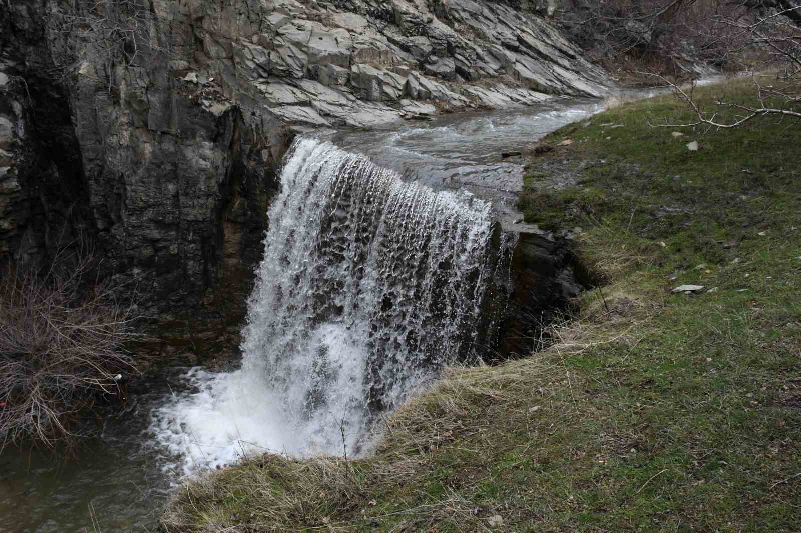 eriyen kar sulari yazin kuruyan selaleyi yeniden costurdu 2 Rgi6LwcB