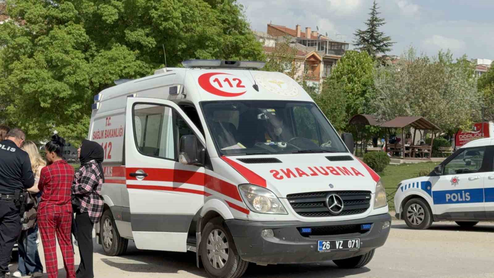 ’Erkek arkadaş’ kavgasında 3 kız bıçakla yaralandı 6 erkek arkadas kavgasinda 3 kiz bicakla yaralandi 2 LbMHQNEN