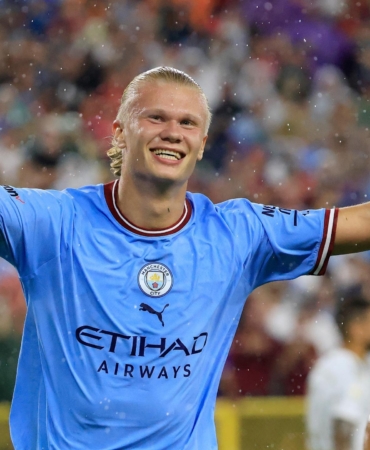 erling-haaland-joy-on-the-field-wallpaper-2560x1440_51