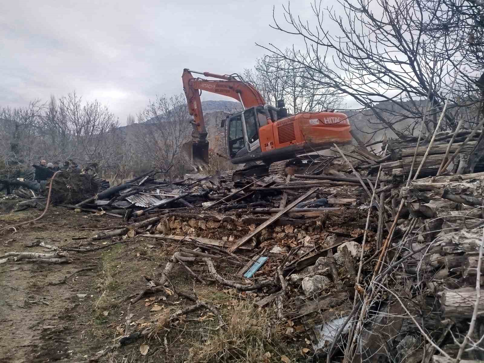 ermenekte cikan yanginda ev tamamen kullanilamaz hale geldi 0 8Wv638Zj