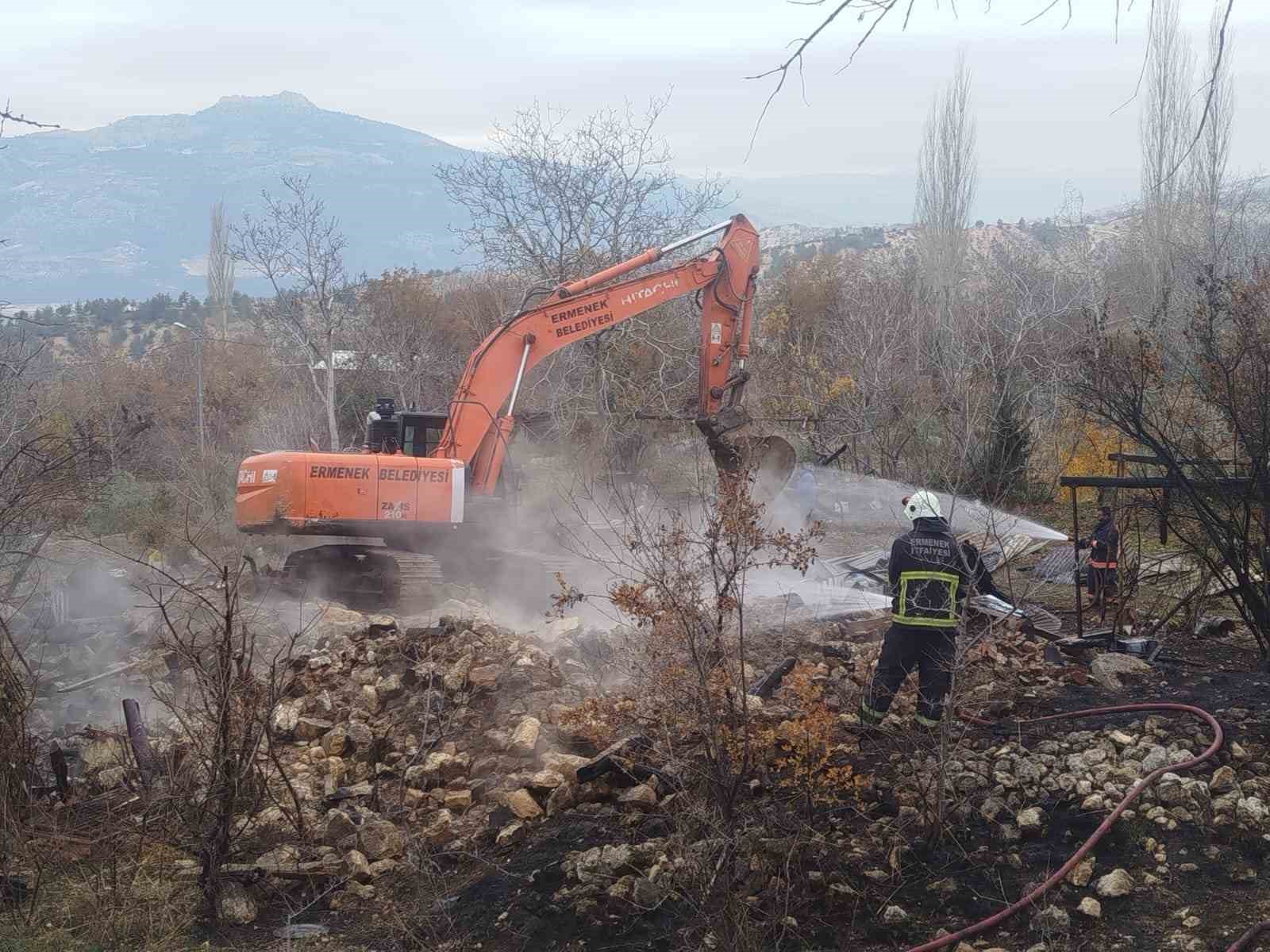 ermenekte cikan yanginda ev tamamen kullanilamaz hale geldi 1 kiLel3CW