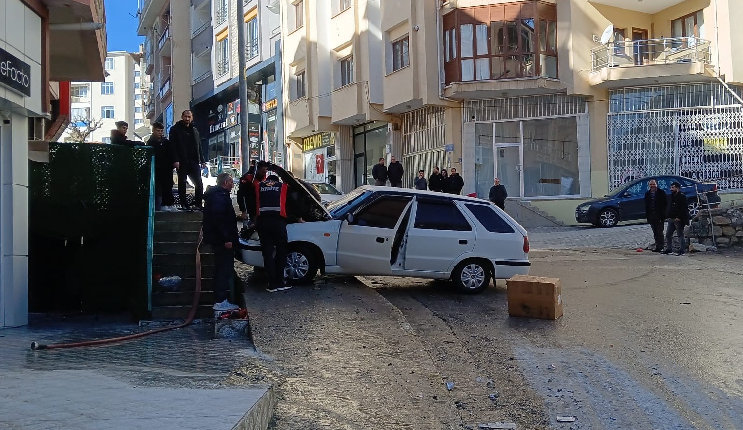 Ermenek’te seyir halindeki otomobil alev alarak yandı 4 ermenekte seyir halindeki otomobil alev alarak yandi 0 Z5LE1XES