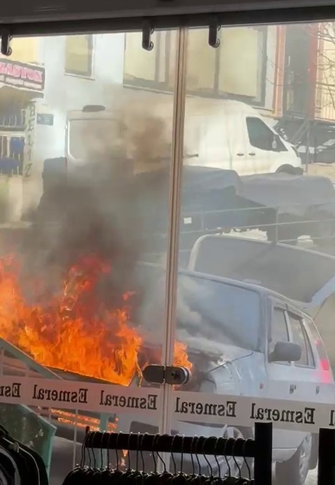 Ermenek’te seyir halindeki otomobil alev alarak yandı 5 ermenekte seyir halindeki otomobil alev alarak yandi 1 bznDE2Tg