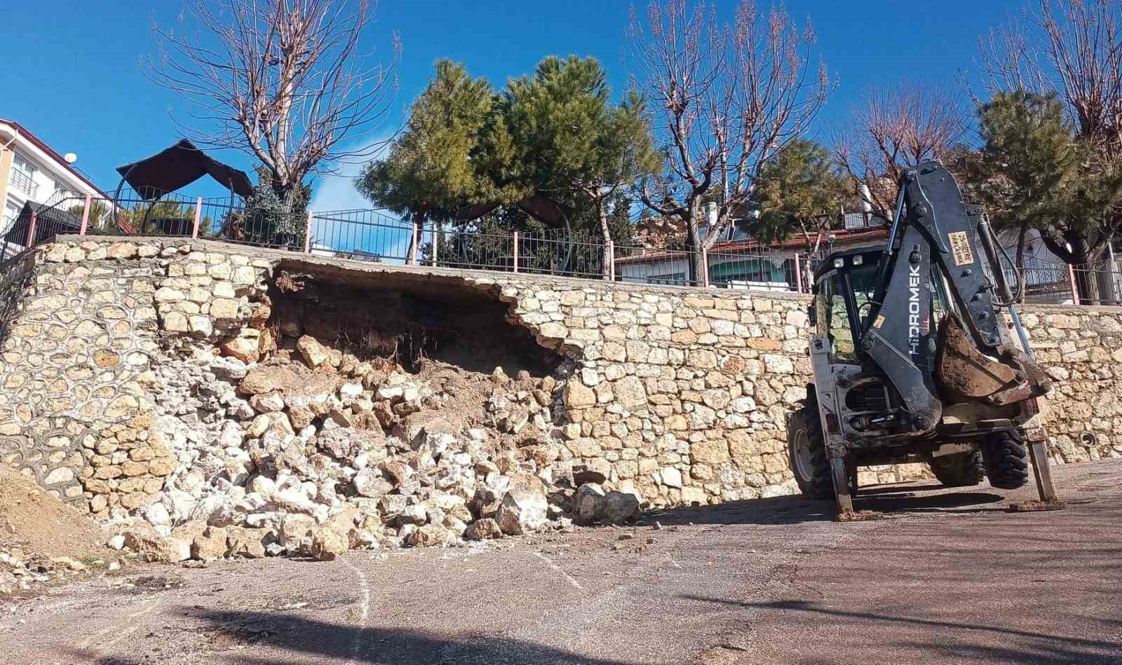 ermenekte seyir terasinin istinat duvari yikildi 0 MRhpIizF