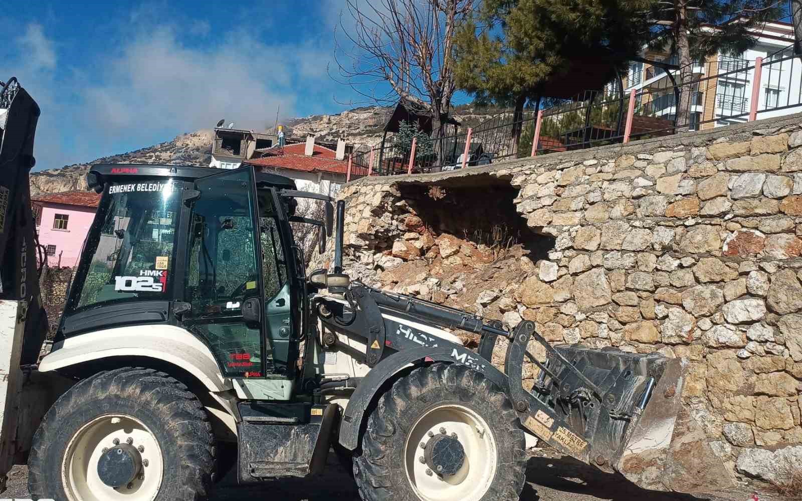 ermenekte seyir terasinin istinat duvari yikildi 1 LCnzmgNO