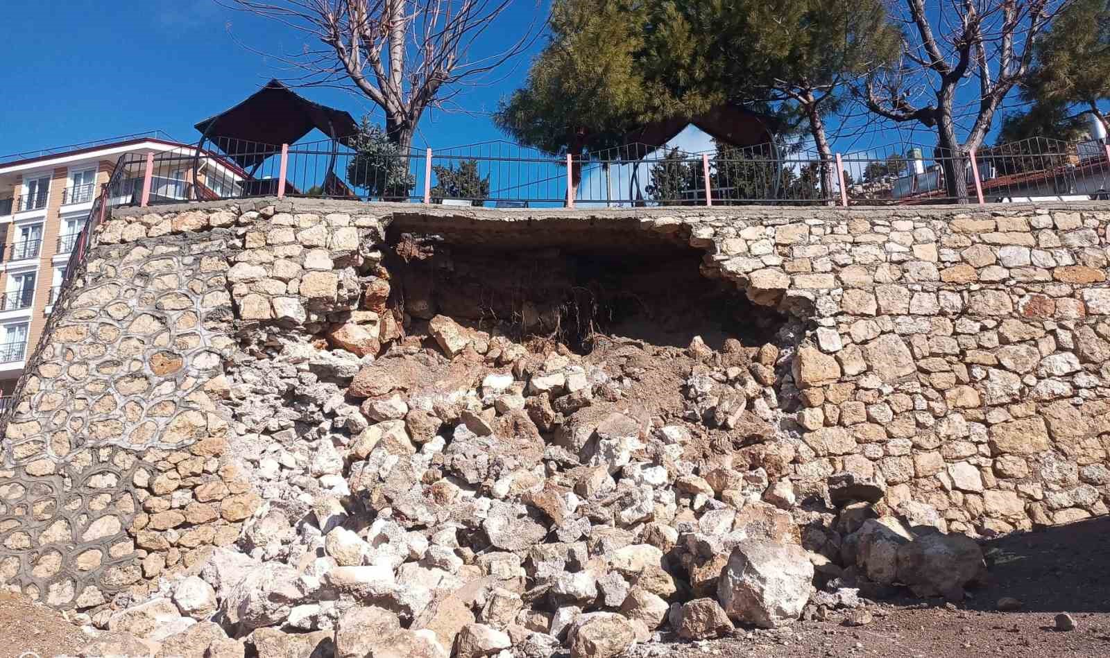 ermenekte seyir terasinin istinat duvari yikildi 2 gmpVphpp