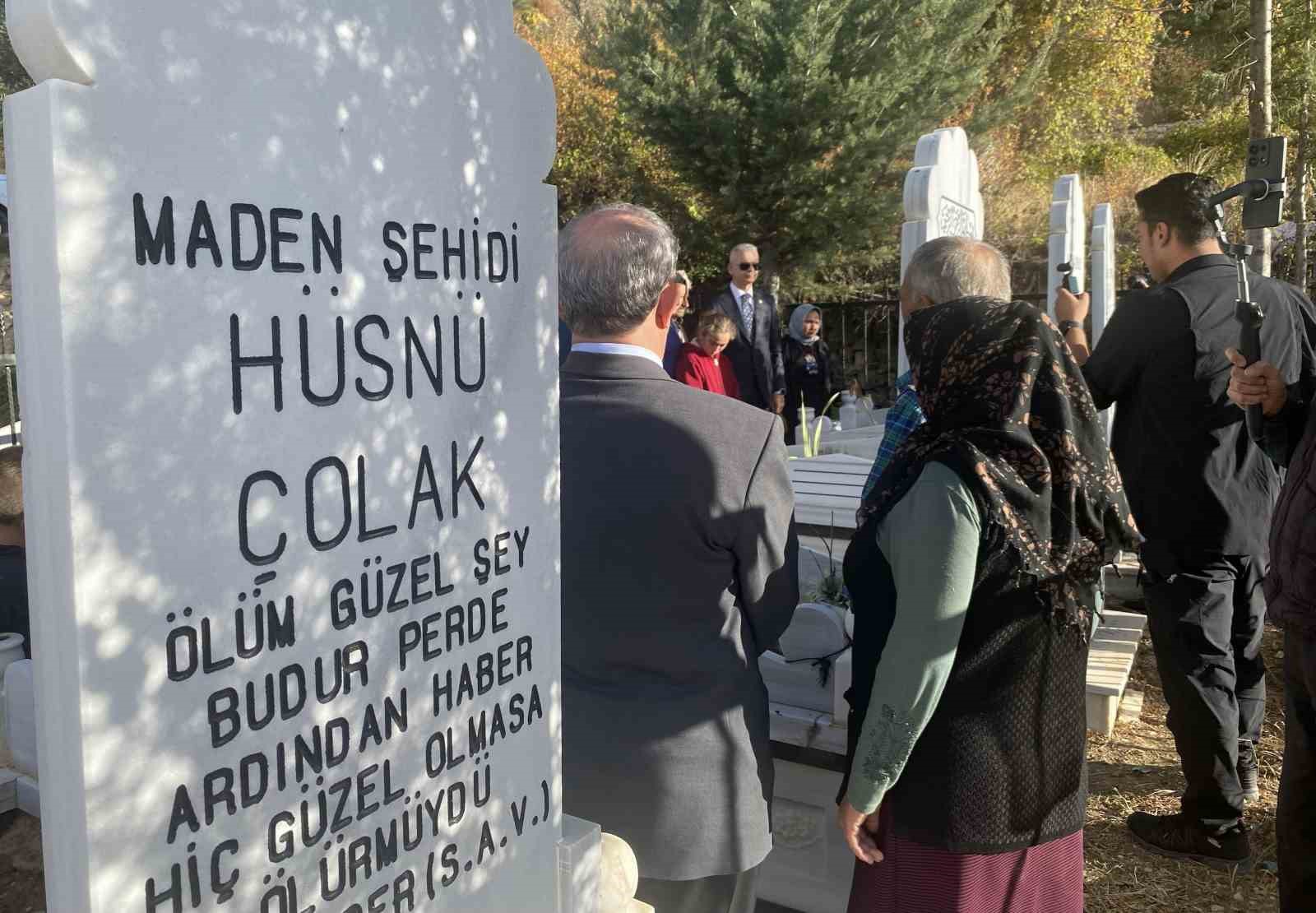 Ermenek’teki maden faciasında hayatını kaybeden işçiler mezarları başında anıldı 6 ermenekteki maden faciasinda hayatini kaybeden isciler mezarlari basinda anildi 2 kjmIrGaH