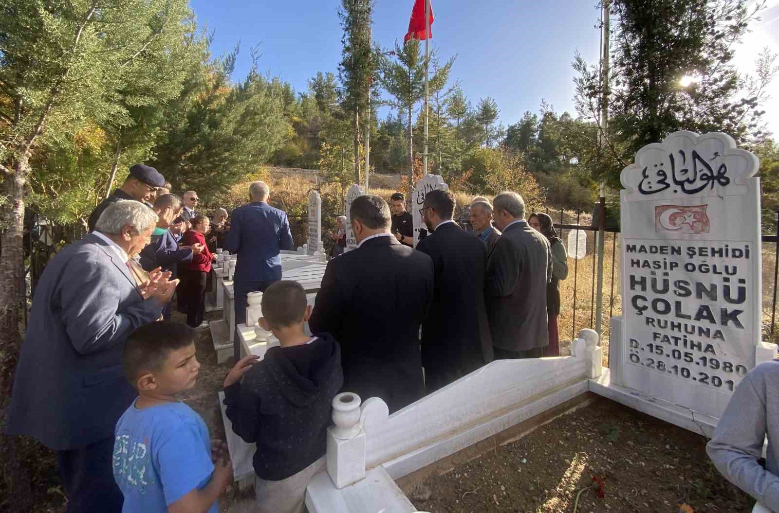 Ermenek’teki maden faciasında hayatını kaybeden işçiler mezarları başında anıldı 7 ermenekteki maden faciasinda hayatini kaybeden isciler mezarlari basinda anildi 3 4gkhKV8S