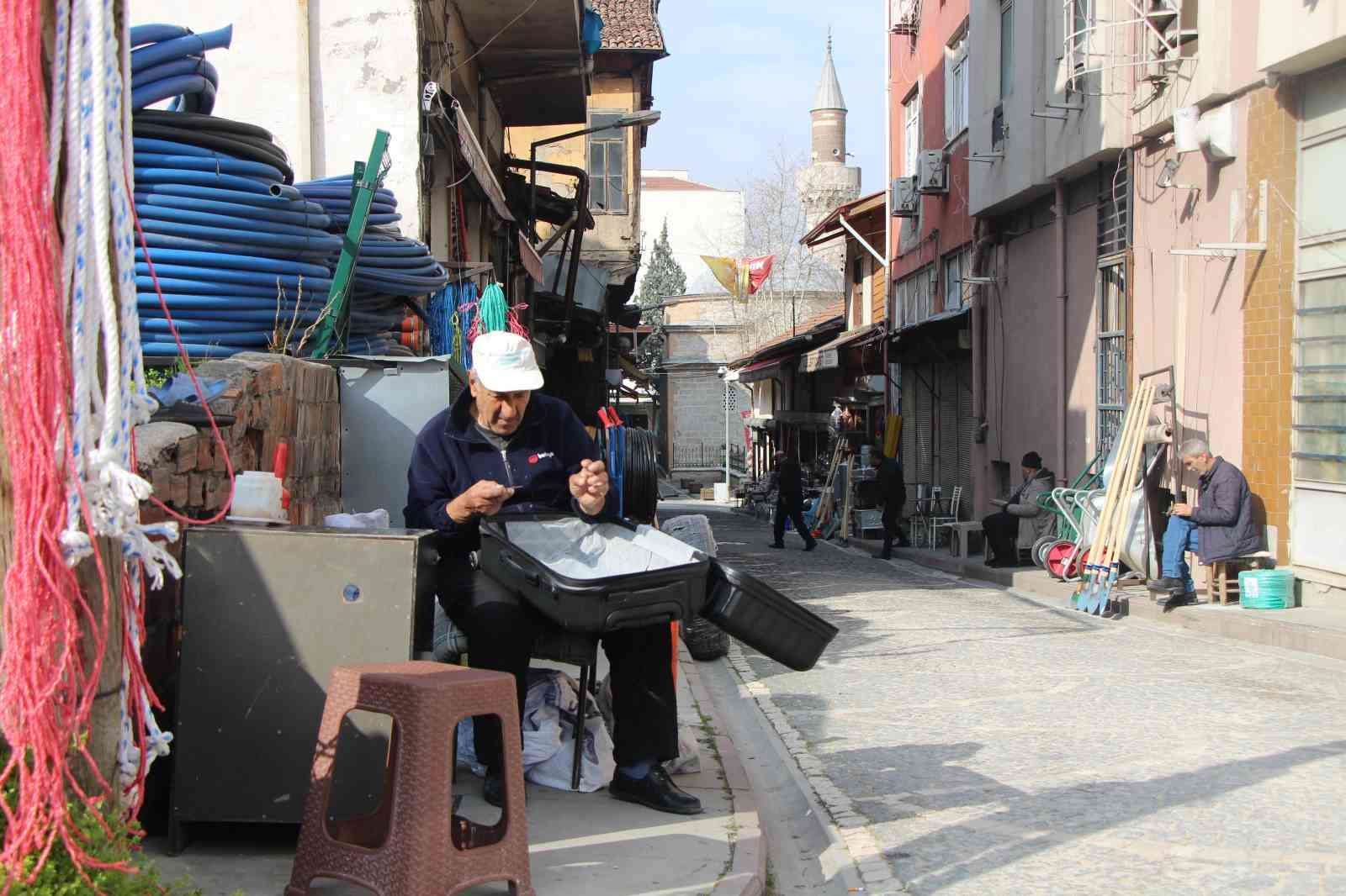 ermeni asilli usta 50 yildir igne iplikle tamir yapiyor turk milliyetcisiyim ulkemi seviyorum 4 wDOePKTX
