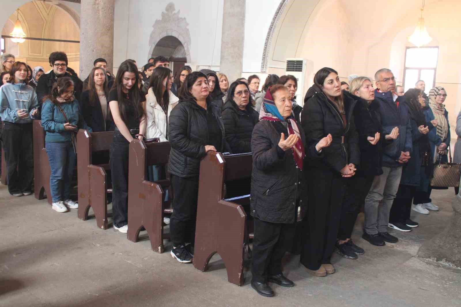 ermenilerin micing ayininde irana dua 4 Dq2HJT7A