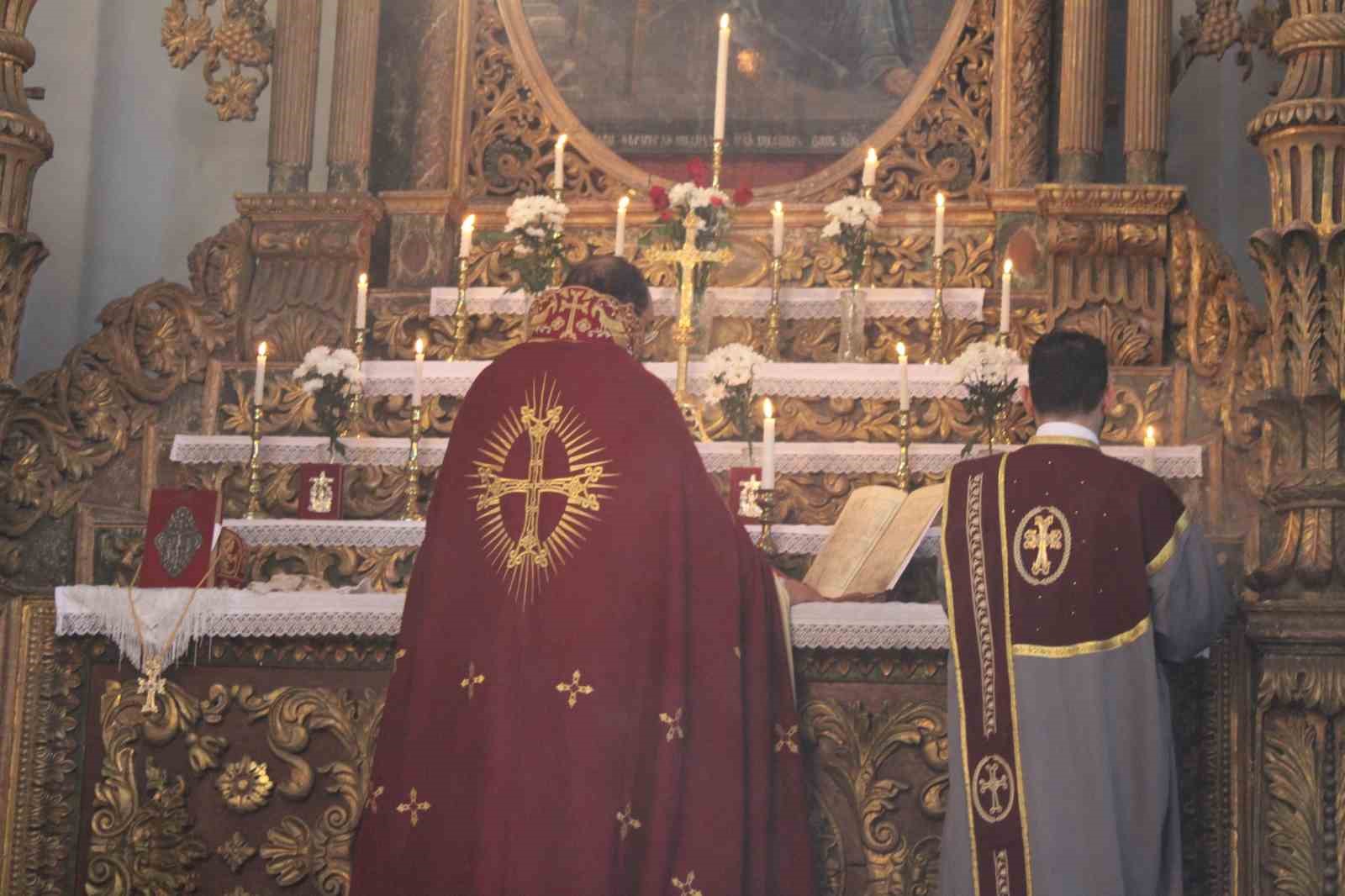 ermenilerin micing ayininde irana dua 5 AtIyW6JX