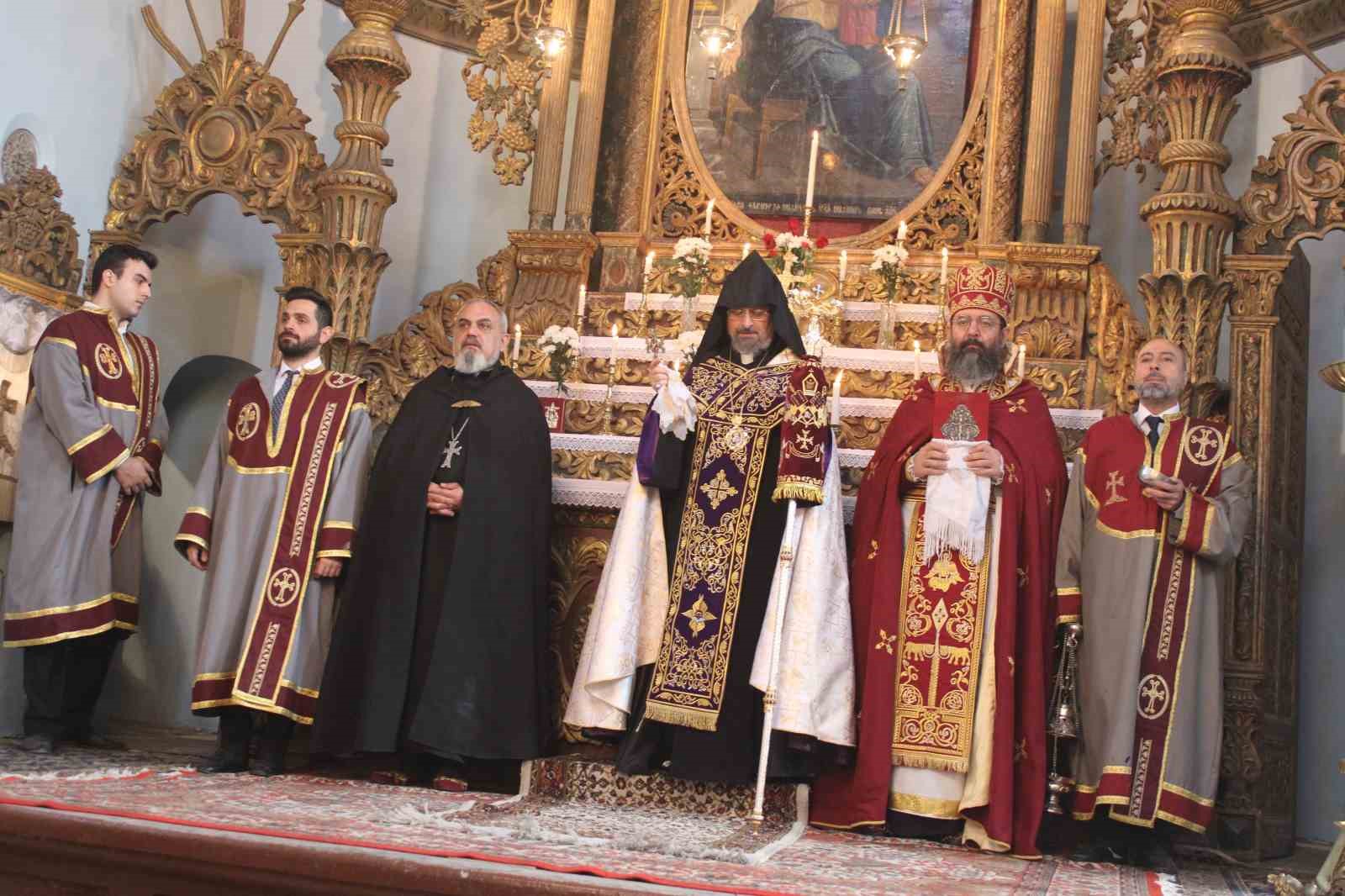 ermenilerin micing ayininde irana dua 6 C2NbhPYB