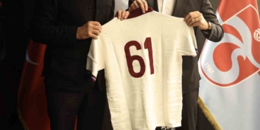 ertugrul-dogan-tff-baskani-haciosmanogluna-forma-hediye-etti-dhO31wBr.jpg