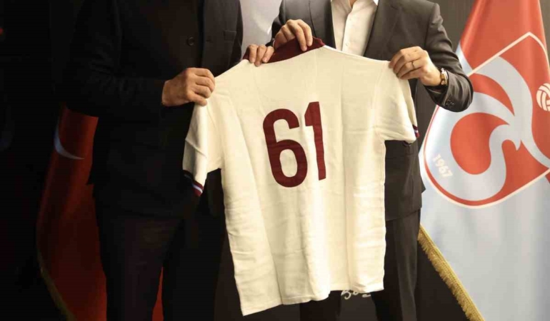 ertugrul-dogan-tff-baskani-haciosmanogluna-forma-hediye-etti-dhO31wBr.jpg