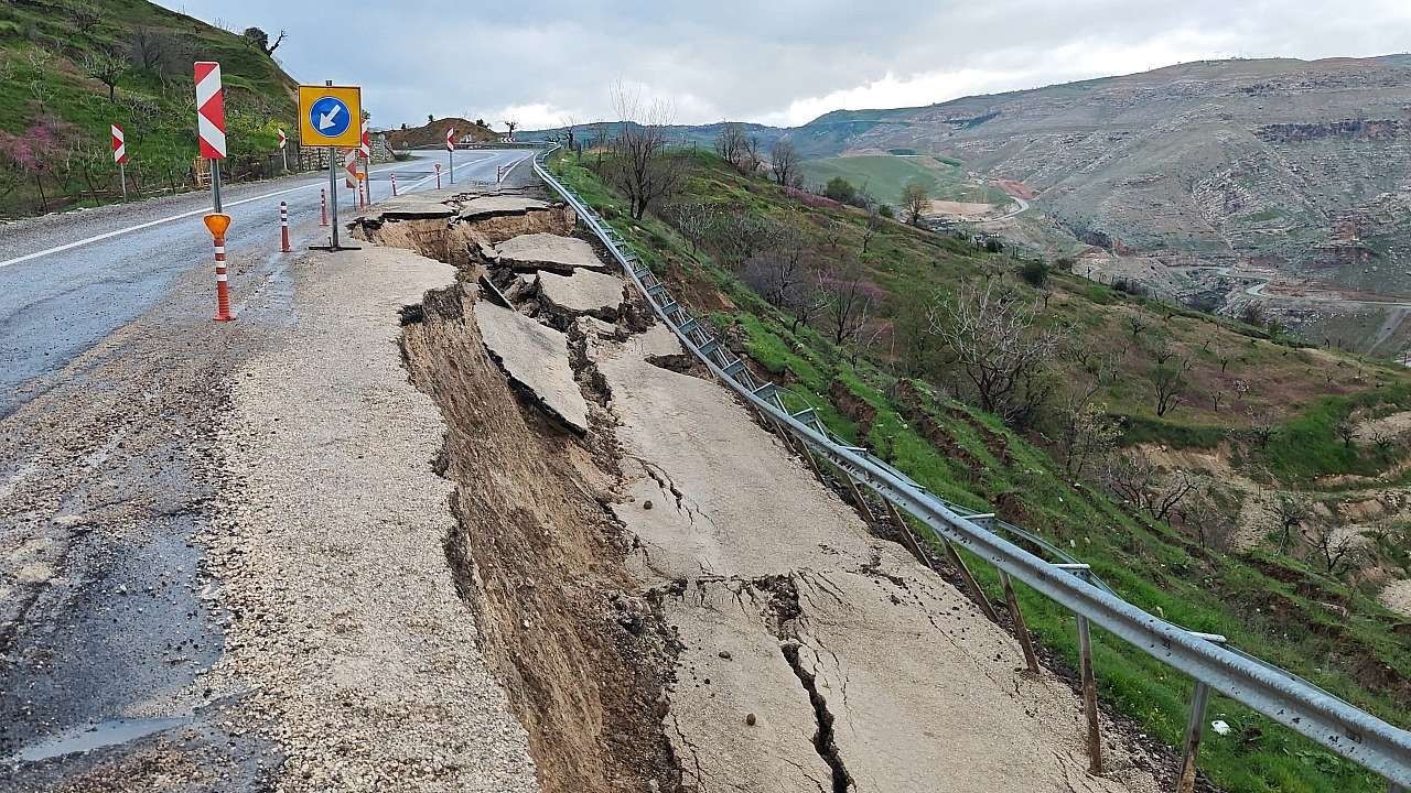 eruh kara yolunda heyelan yolun bir bolumu coktu 0 PNC1Wrva