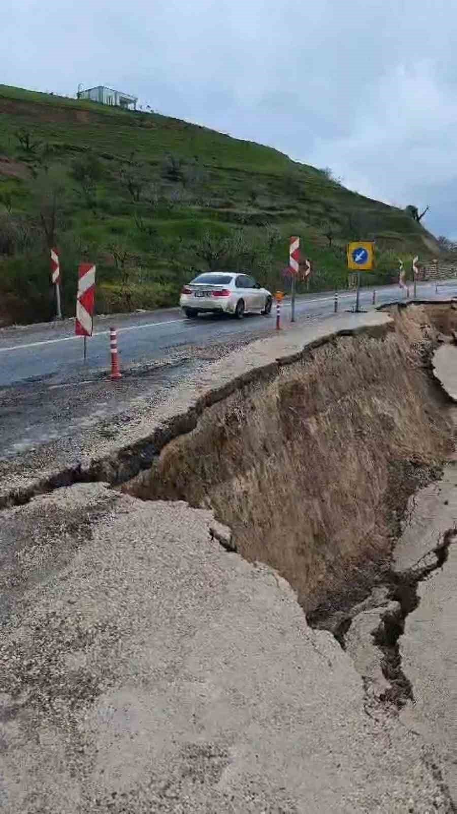 eruh kara yolunda heyelan yolun bir bolumu coktu 1 Eb1UdqJp