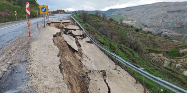 eruh-kara-yolunda-heyelan-yolun-bir-bolumu-coktu-6b7G6mTp.jpg