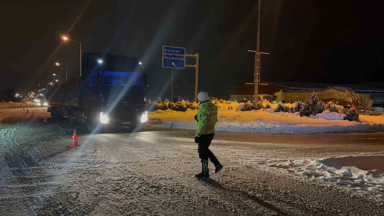 erzincan sivas karayoluna cig dustu 0 i8h4udtz