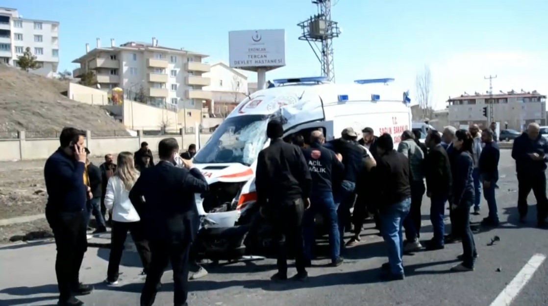 erzincanda ambulans ile tir carpisti 2 saglik personeli yaralandi 0 Gj4qVSI1