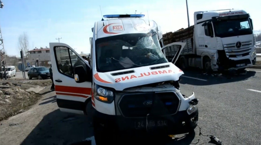 erzincanda ambulans ile tir carpisti 2 saglik personeli yaralandi 1 cfHqJZIz