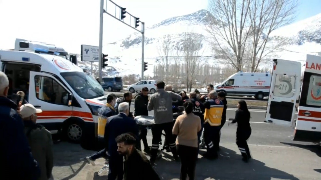 erzincanda ambulans ile tir carpisti 2 saglik personeli yaralandi 2 w6mmFwmf